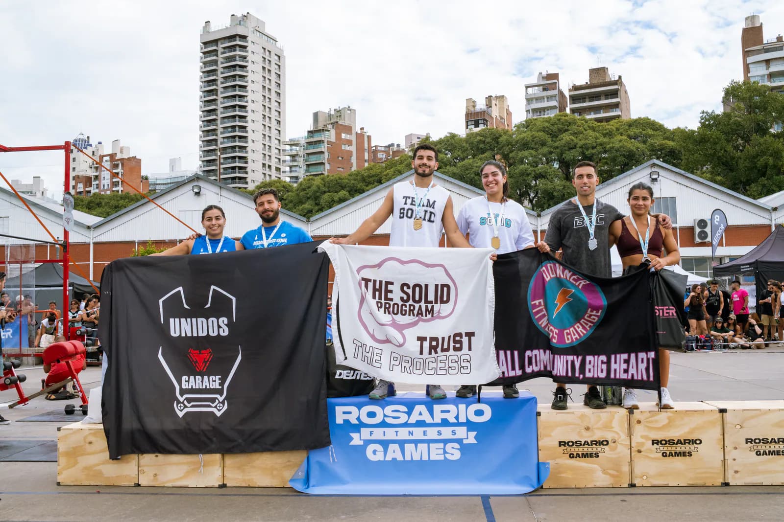 Equipos celebrando en el podio de Rosario Fitness Games